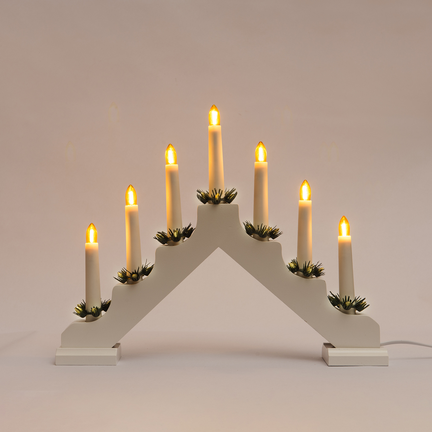 Adventní svícen dřevěný bílý se žlutou LED Filament "žárovkou" 7x34V/0,2W