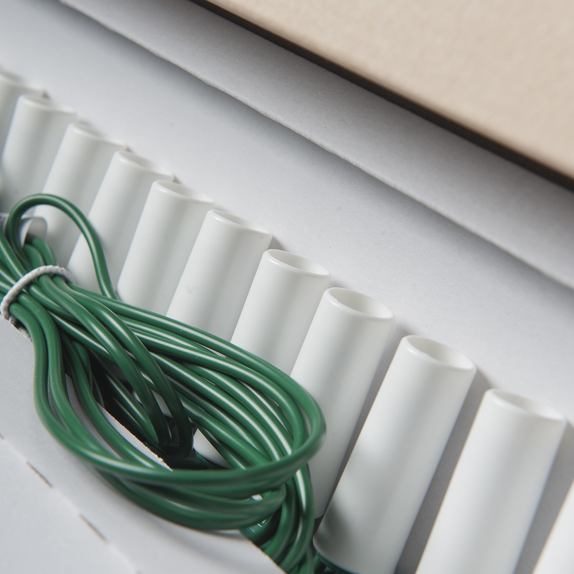 Kompletní souprava SV-16 bez žárovek s vložkou v krabici s bílými sokly